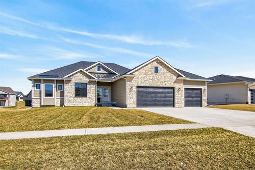135 Nw Alderleaf Dr, Waukee, IA, 50263-6523 | Card Image