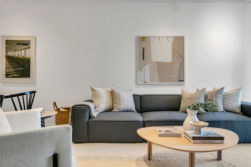 912-24 Wellesley St W, Toronto, ON, M4Y2X6 | Card Image