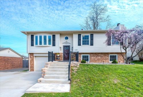 228 Holiday Rd, Winchester, KY, 40391-1667 | Card Image