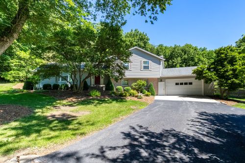 18055 243rd Avenue, Pleasant Valley, IA, 52767 | Card Image
