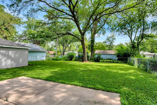 Get ready for outdoor activities in this yard. | Image 20