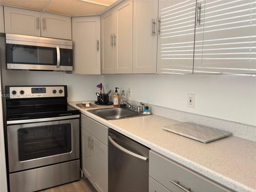 h101-2790 Ne 201st Ter, Aventura, FL, 33180-2035 | Card Image