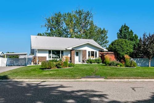 1014 5 St Sw, High River, AB, T1V1A8 | Card Image