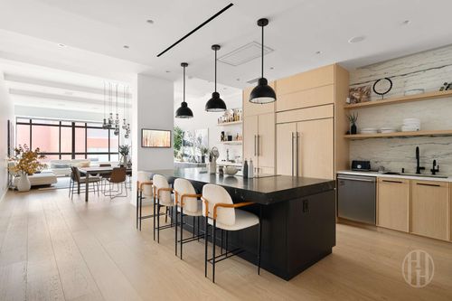 8ef-111 Barrow St, New York, NY, 10014-2869 | Card Image