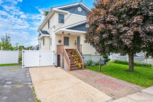 9 Perry Pl, Lindenhurst, NY, 11757-5927 | Card Image