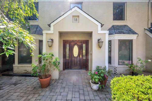 18 Parkside Dr, Great Neck, NY, 11021-1023 | Card Image