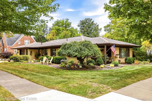 235 E Genesee St, Frankenmuth, MI, 48734-1135 | Card Image