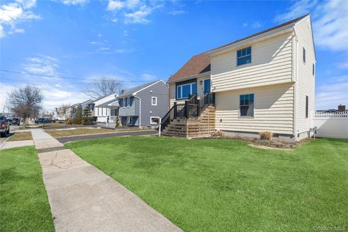 185 East Dr, Copiague, NY, 11726-5103 | Card Image