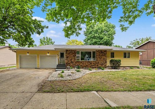 912 Ne 9th St Street, Madison, SD, 57042 | Card Image