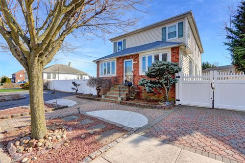 2 Arch Avenue, Oyster Bay, NY, 11735 | Card Image