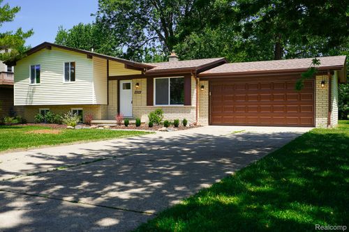 48297 Mallard Dr, Chesterfield, MI, 48047-2286 | Card Image
