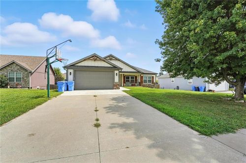 225 S Melrose Ln, Tonganoxie, KS, 66086-5078 | Card Image