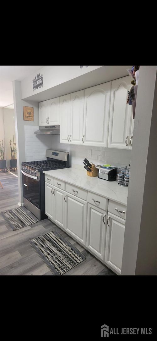 c-24 Powderhorn Ct, Woodbridge, NJ, 07095-1413 | Card Image