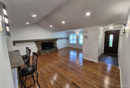 7377 Cooley Lake Rd, West Bloomfield, MI, 48324-3815 | Card Image