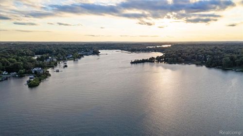 5305 Elmgate Bay Dr, Orchard Lake, MI, 48324-3021 | Card Image