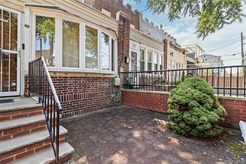 25 Mcintosh St, East Elmhurst, NY, 11369-1637 | Card Image