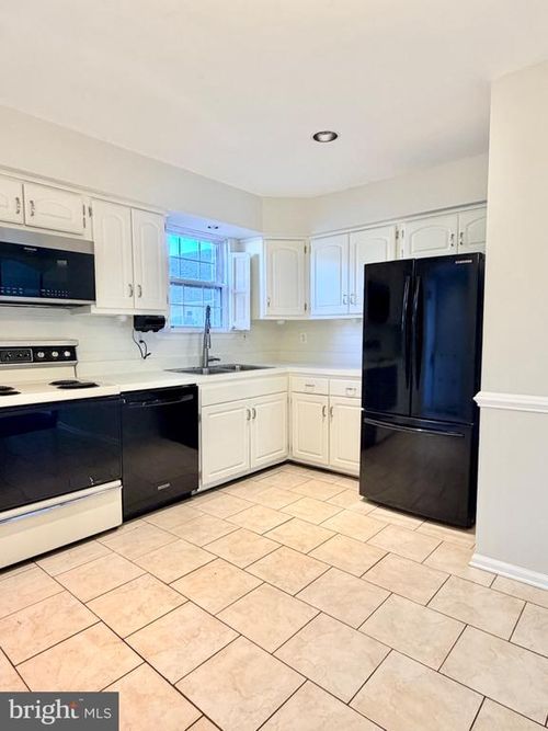 736 Village Ln, POTTSTOWN, PA, 19464-7217 | Card Image
