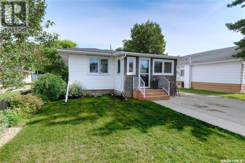 924 Hall St W, Moose Jaw, SK, S6H2S4 | Card Image