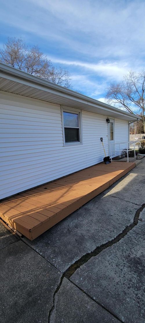 376 Briarwood Dr, Valparaiso, IN, 46385-8808 | Card Image