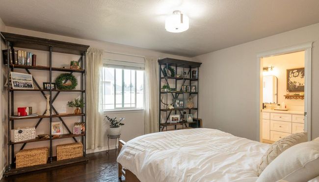 Master Bedroom with Luxury Bathroom and Walk-in Closet | Image 15