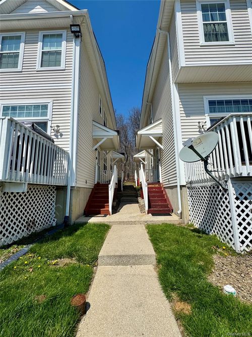 18 Jordan Ln, Middletown, NY, 10940-1604 | Card Image