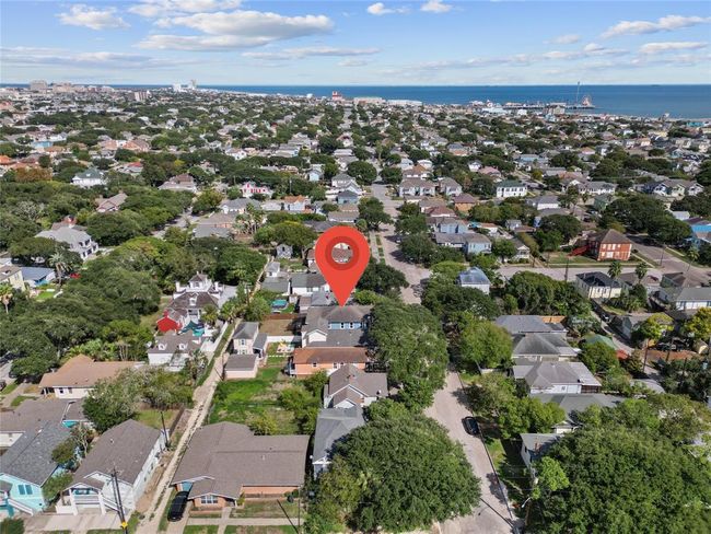3610 Avenue P 1/2, House other with 3 bedrooms, 2 bathrooms and null parking in Galveston TX | Image 4