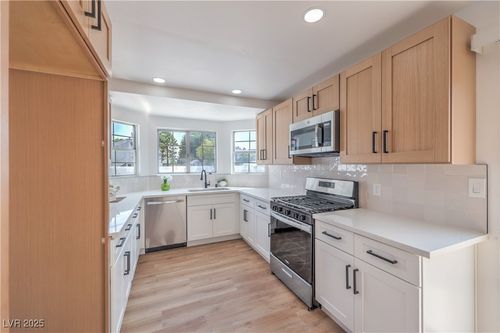 5632 Sea Breeze Ave, Las Vegas, NV, 89110-4947 | Card Image