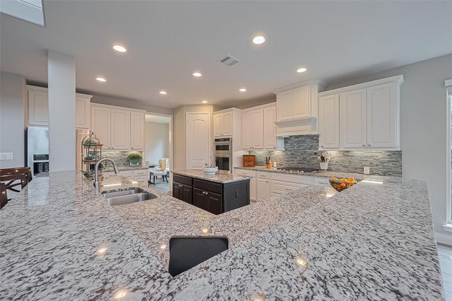 Wrap around breakfast bar | Image 16