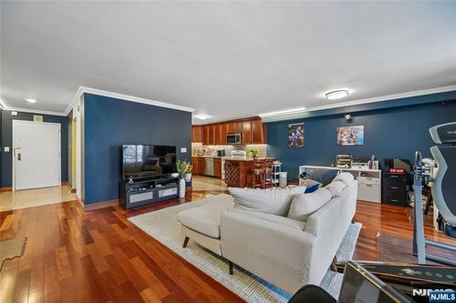 1055 River Rd, Edgewater, NJ, 07020-1364 | Card Image