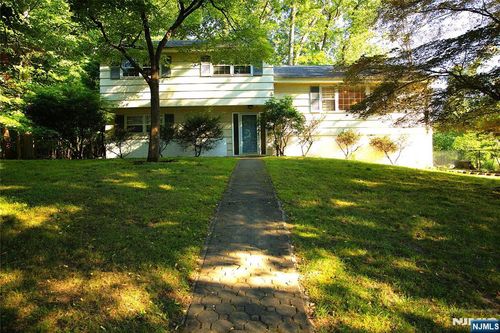 19 Dearborn Dr, Old Tappan, NJ, 07675-7337 | Card Image