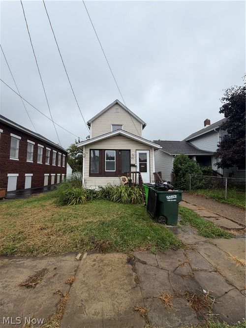 82 Brown St, Barberton, OH, 44203-2315 | Card Image