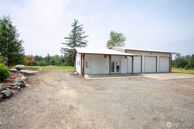 Shop with additional living space. | Image 27