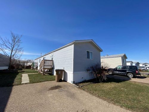 154 Wildrose Court, Home with 3 bedrooms, 2 bathrooms and 2 parking in Brooks AB | Card Image