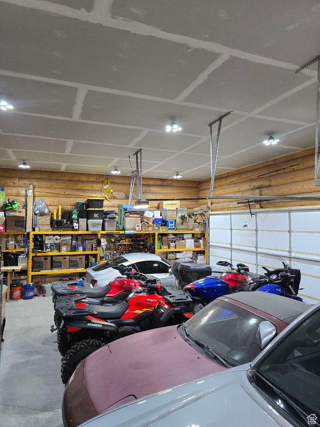 Garage with a workshop area | Image 93