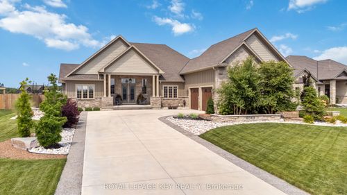 4043 Van Bree Dr, Town Of Plympton Wyoming, ON, N0N1J6 | Card Image