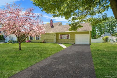 88 Matsunaye Dr, Medford, NY, 11763-4131 | Card Image