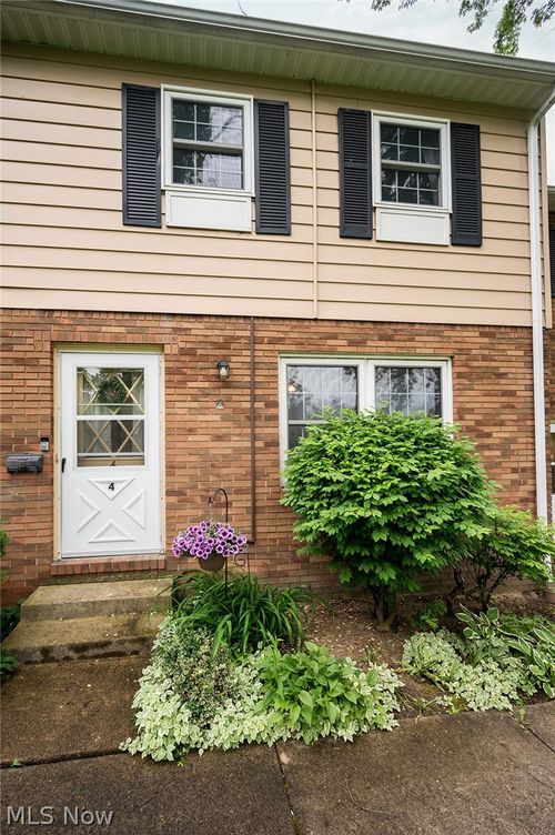 8276 Deepwood Blvd, Mentor, OH, 44060-9212 | Card Image