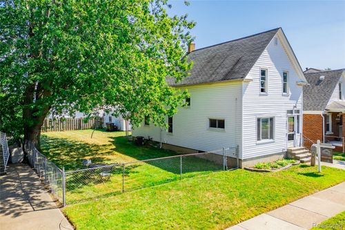 1821 4th St, Wyandotte, MI, 48192-3904 | Card Image