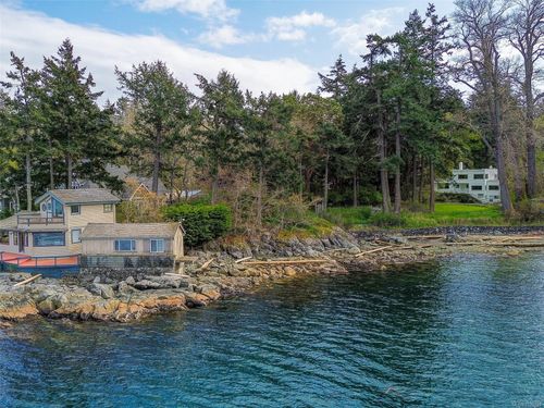 2620 Queenswood Dr, Saanich, BC, V8N1X5 | Card Image