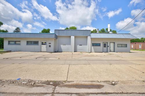 1611 E 4th St, Waterloo, IA, 50703-3008 | Card Image