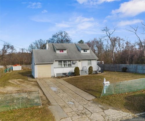 9 Farragut Ave, Bay Shore, NY, 11706-4207 | Card Image