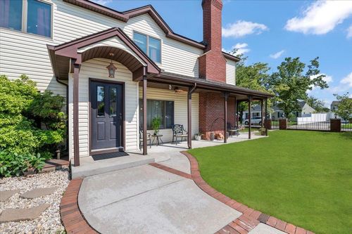 8 Pearl St, Oyster Bay, NY, 11771-2305 | Card Image