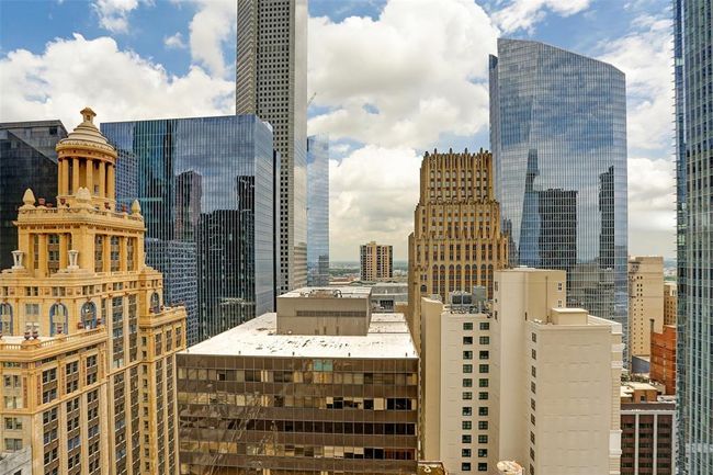 Gorgeous Downtown Houston skyline views. | Image 35