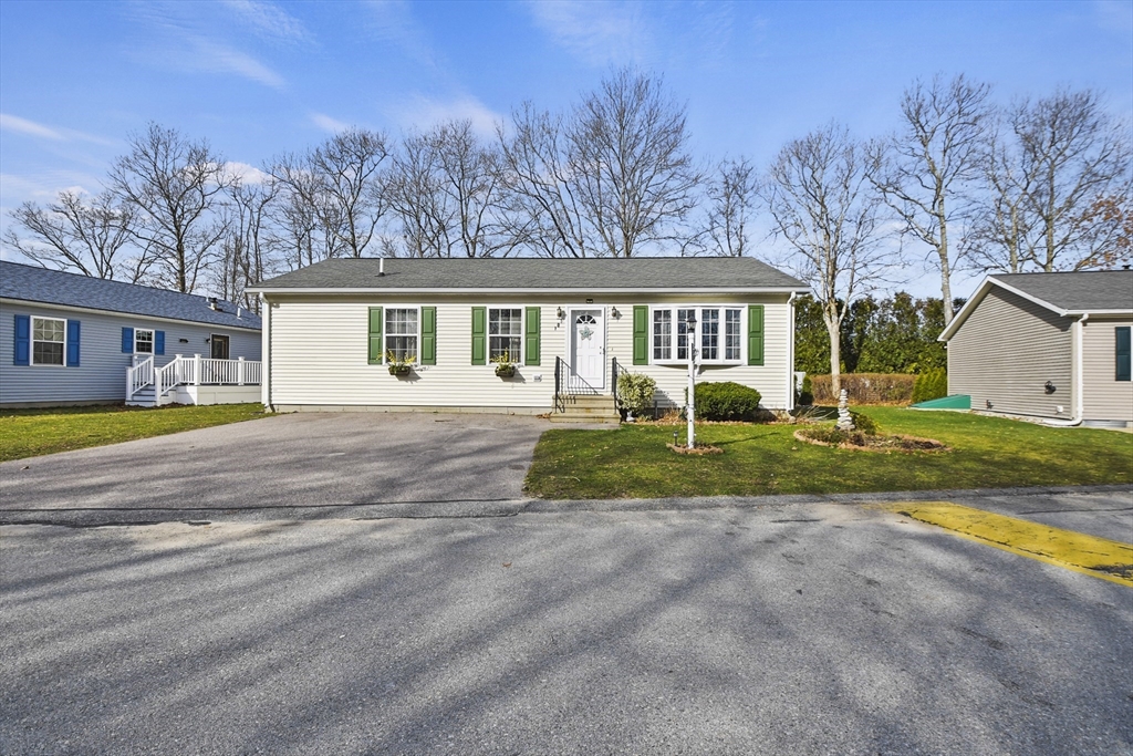 Lark Ln, Tiverton, RI 02878