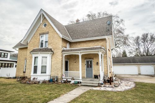 308 Kettle Moraine Dr S, Slinger, WI, 53086-9472 | Card Image