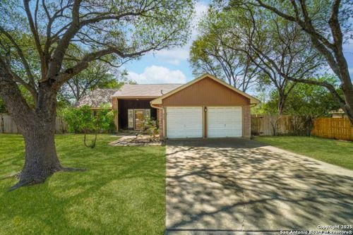 6200 Welles Brook Dr, San Antonio, TX, 78240-2105 | Card Image