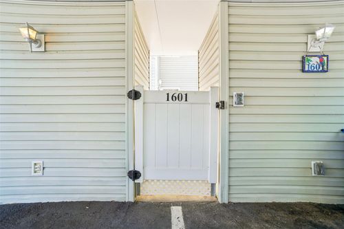 1601-8350 Savannah Trace Cir, TAMPA, FL, 33615-5527 | Card Image