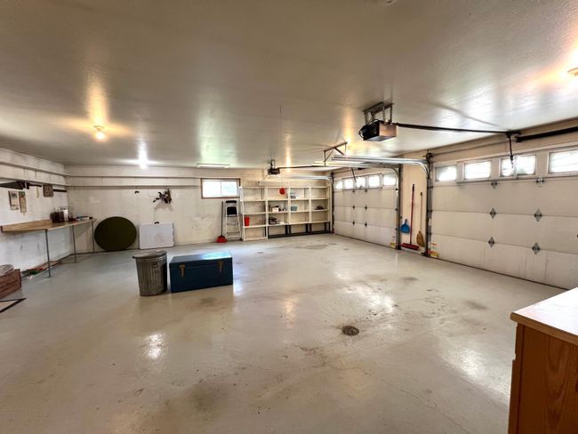 Inside of garage | Image 18