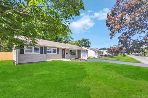352 Bay Ave, Patchogue, NY, 11772-4021 | Card Image