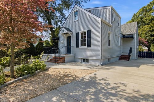32 Franklin Ave, Sea Cliff, NY, 11579-1858 | Card Image